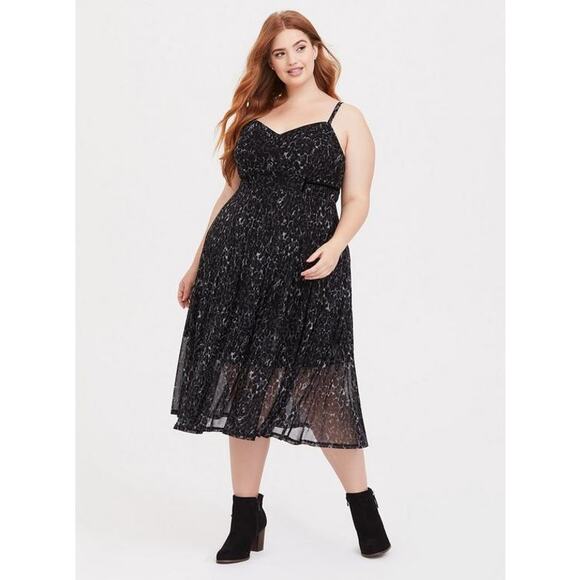 Torrid NWOT Dark Grey Leopard Print Mesh Velvet Piping V-Neck Midi Dress Size 1X - Picture 3 of 12